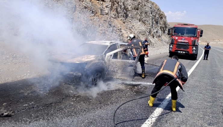 Malatya-çelikhan Yolunda Araç Yangını Paniğe Neden Oldu