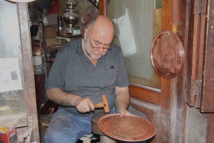 Türkü Söyleyerek Bakıra Şekil Veriyor