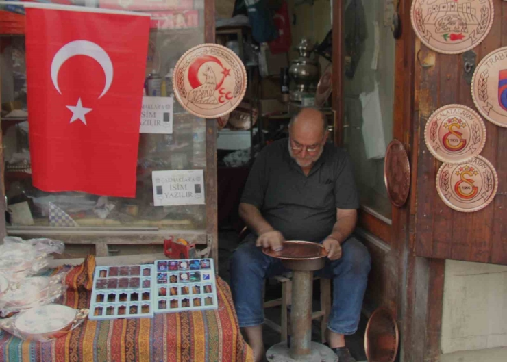 Türkü Söyleyerek Bakıra Şekil Veriyor