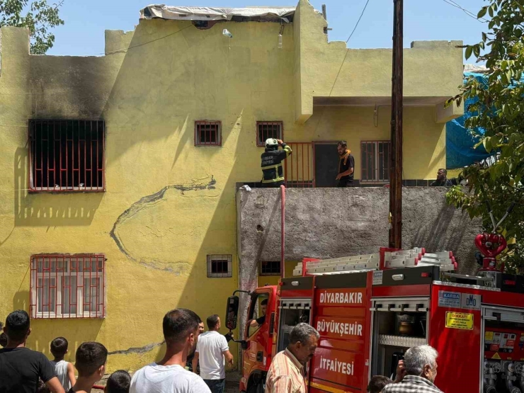 Diyarbakır’da Klima Ünitesi Yangına Neden Oldu, 3 Kişi Dumandan Etkilendi
