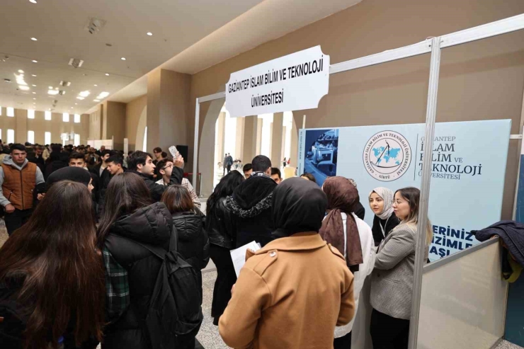 Gibtü Üniversite Tercih Günleri’nde Adaylarla Buluşuyor