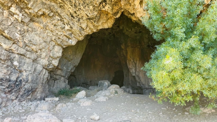 Keşiş Mağarası Yerli Turistlerin İlgi Odağı Oldu
