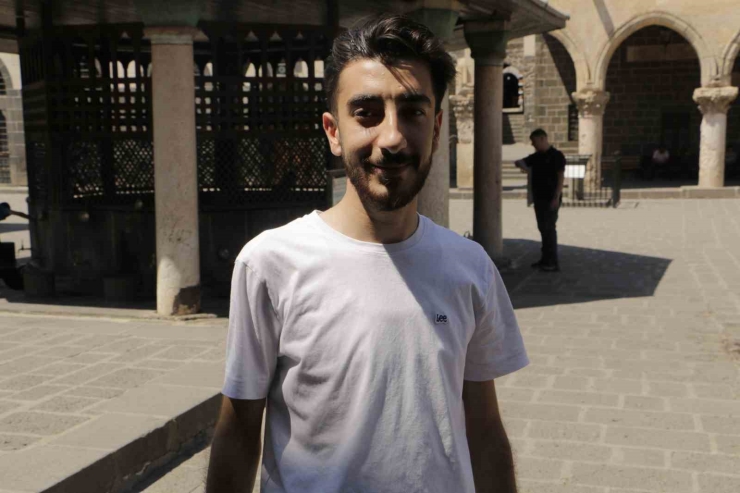 Diyarbakır’da Termometre 47 Dereceyi Gösterdi: Çocuklar Havuzda, Yetişkinler Cami Gölgesinde Serinledi
