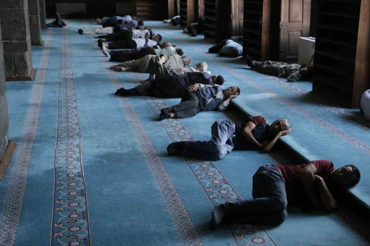 Diyarbakır’da Termometre 47 Dereceyi Gösterdi: Çocuklar Havuzda, Yetişkinler Cami Gölgesinde Serinledi