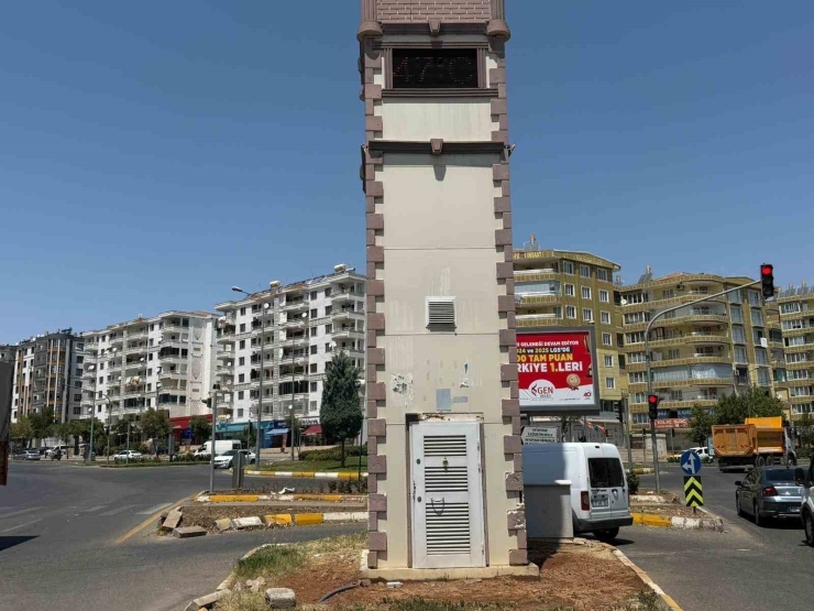 Diyarbakır’da Termometre 47 Dereceyi Gösterdi: Çocuklar Havuzda, Yetişkinler Cami Gölgesinde Serinledi
