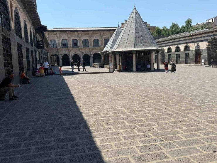 Diyarbakır’da Termometre 47 Dereceyi Gösterdi: Çocuklar Havuzda, Yetişkinler Cami Gölgesinde Serinledi