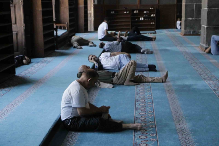 Diyarbakır’da Termometre 47 Dereceyi Gösterdi: Çocuklar Havuzda, Yetişkinler Cami Gölgesinde Serinledi