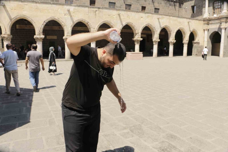 Diyarbakır’da Termometre 47 Dereceyi Gösterdi: Çocuklar Havuzda, Yetişkinler Cami Gölgesinde Serinledi
