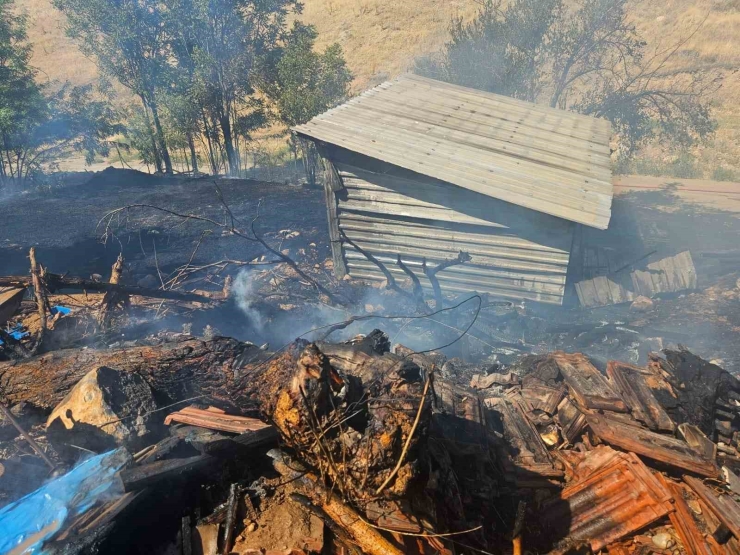 Akçadağ’da Odunluk Yangını Korkuttu