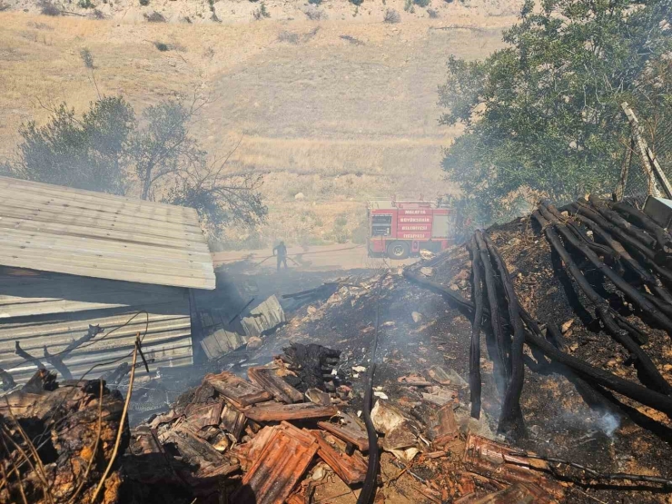 Akçadağ’da Odunluk Yangını Korkuttu