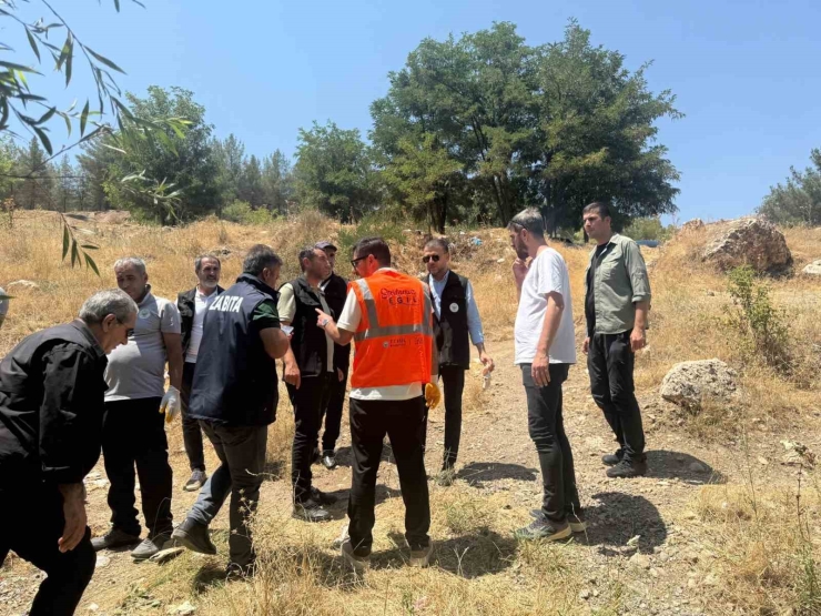 Eğil Belediye Başkanı Ve Personel Piknik Alanında Çöpleri Temizledi