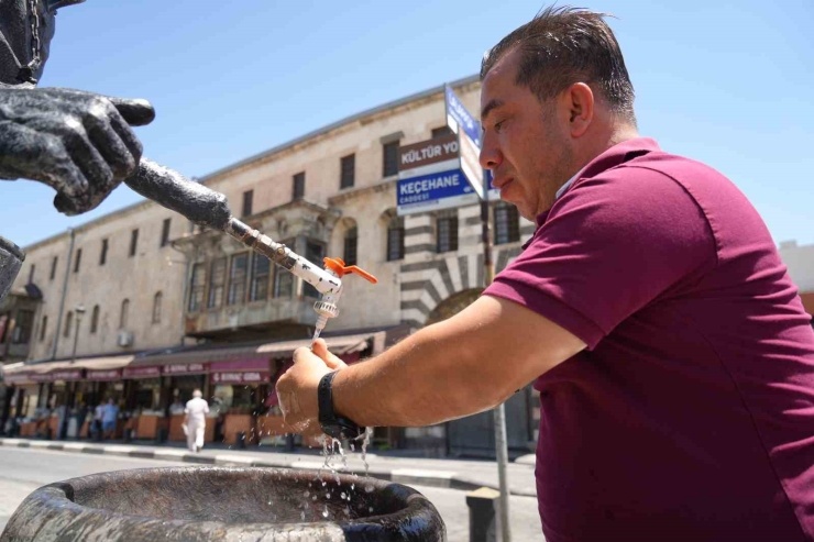 Gaziantep’te Sıcaktan Bunalan Vatandaşlar Çeşme Başında Serinledi