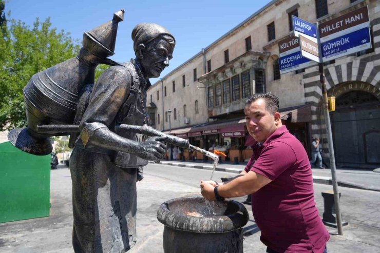 Gaziantep’te Sıcaktan Bunalan Vatandaşlar Çeşme Başında Serinledi