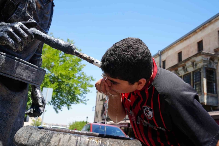 Gaziantep’te Sıcaktan Bunalan Vatandaşlar Çeşme Başında Serinledi