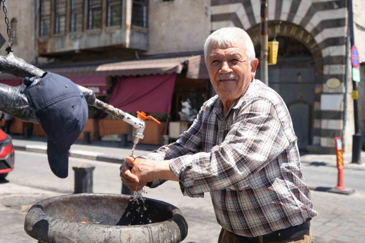 Gaziantep’te Sıcaktan Bunalan Vatandaşlar Çeşme Başında Serinledi