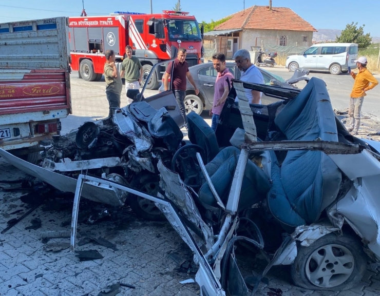 Malatya’daki Kazada Tofaş Hurdaya Döndü: 1 Ölü, 1 Yaralı