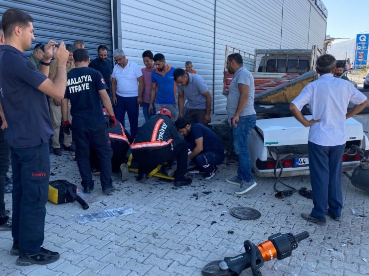 Malatya’daki Kazada Tofaş Hurdaya Döndü: 1 Ölü, 1 Yaralı