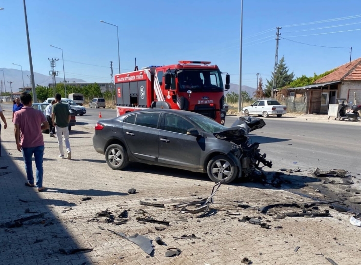 Malatya’daki Kazada Tofaş Hurdaya Döndü: 1 Ölü, 1 Yaralı