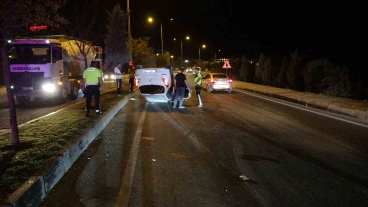 Refüje Çarparak Ters Dönen Araçtan Burnu Kanamadan Çıktı