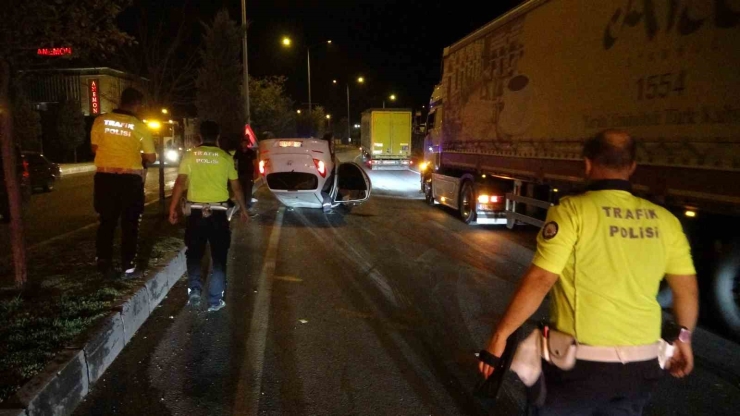 Refüje Çarparak Ters Dönen Araçtan Burnu Kanamadan Çıktı