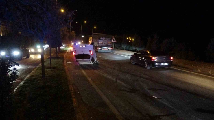 Refüje Çarparak Ters Dönen Araçtan Burnu Kanamadan Çıktı