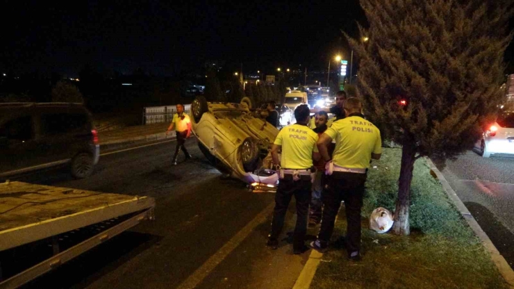 Refüje Çarparak Ters Dönen Araçtan Burnu Kanamadan Çıktı