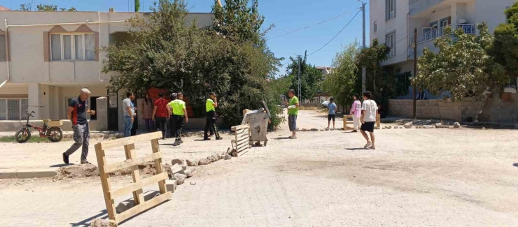 Vatandaşlardan Tozlu Yol Eylemi