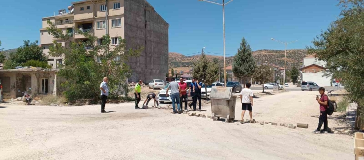 Vatandaşlardan Tozlu Yol Eylemi