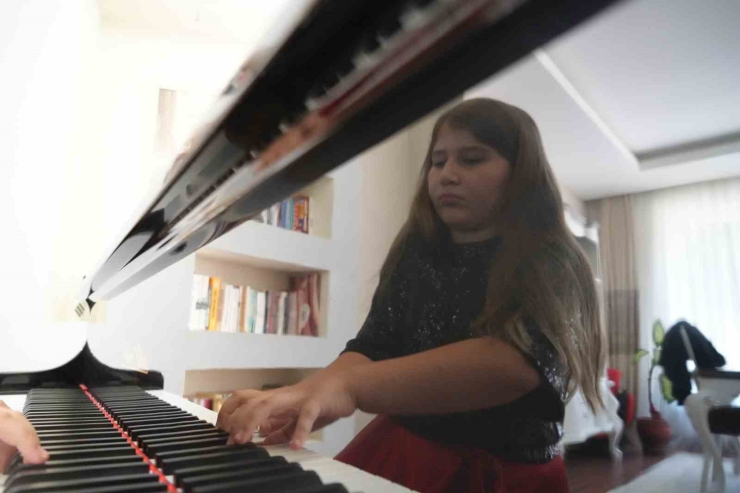 Piyanonun Genç Yeteneği Elif, Yarışmada Birinci Oldu