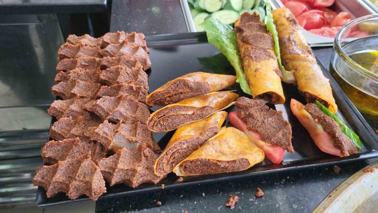 45 Derece Sıcakta Çiğköfteler Buzla Yoğuruluyor