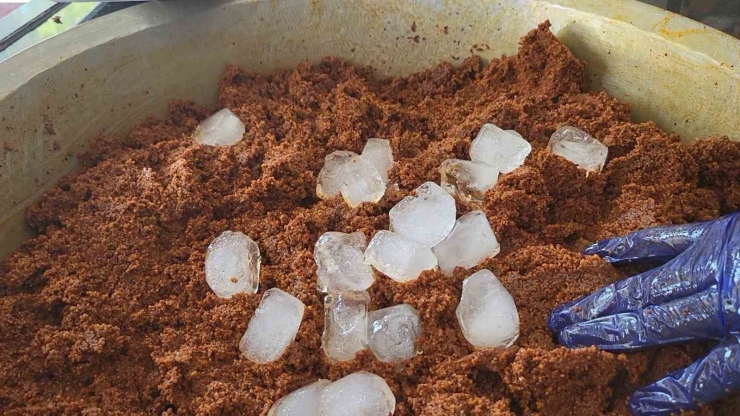 45 Derece Sıcakta Çiğköfteler Buzla Yoğuruluyor