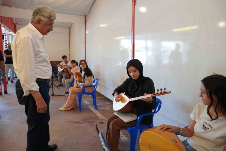 Kahta Belediyesi Yaz Sanat Kursları Genç Yetenekleri Yetiştiriyor