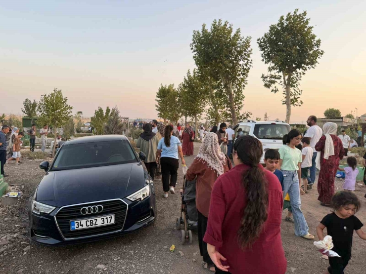 Diyarbakır Yeniköy Mezarlığı’nda Araç Trafiği Ve Kirlilik Tepki Çekiyor