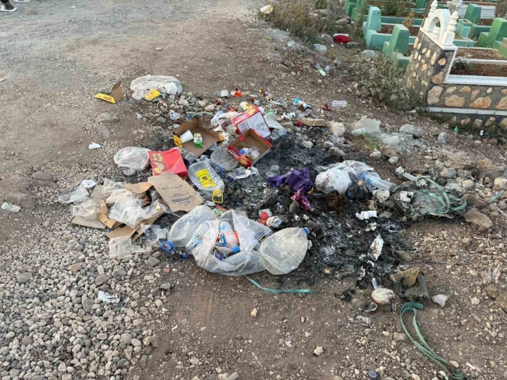 Diyarbakır Yeniköy Mezarlığı’nda Araç Trafiği Ve Kirlilik Tepki Çekiyor