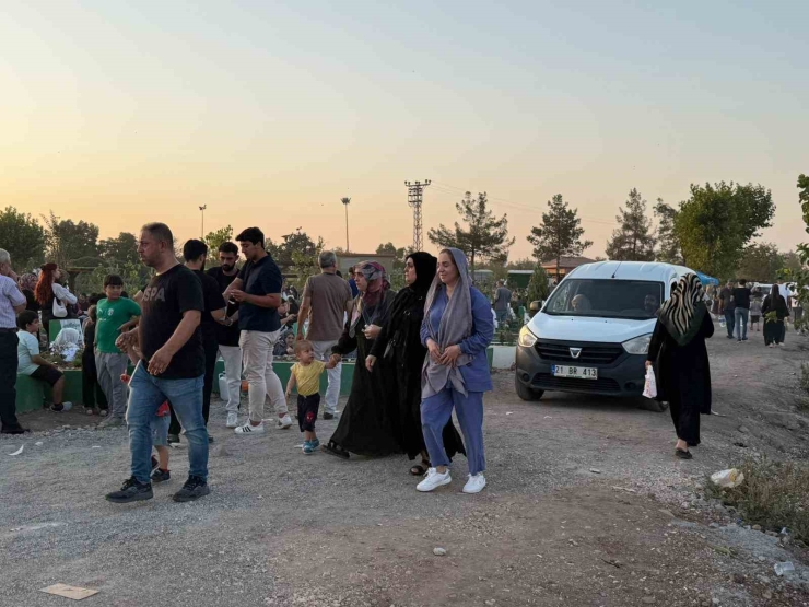 Diyarbakır Yeniköy Mezarlığı’nda Araç Trafiği Ve Kirlilik Tepki Çekiyor