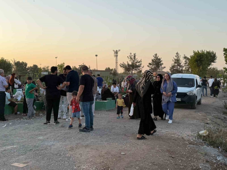 Diyarbakır Yeniköy Mezarlığı’nda Araç Trafiği Ve Kirlilik Tepki Çekiyor