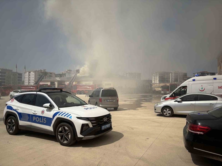 Gaziantep’te Meslek Lisesinin Mobilya Atölyesinde Yangın