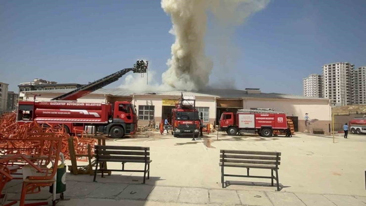 Gaziantep’te Meslek Lisesinin Mobilya Atölyesinde Yangın