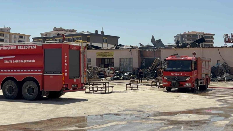 Gaziantep’te Meslek Lisesindeki Yangın Söndürüldü