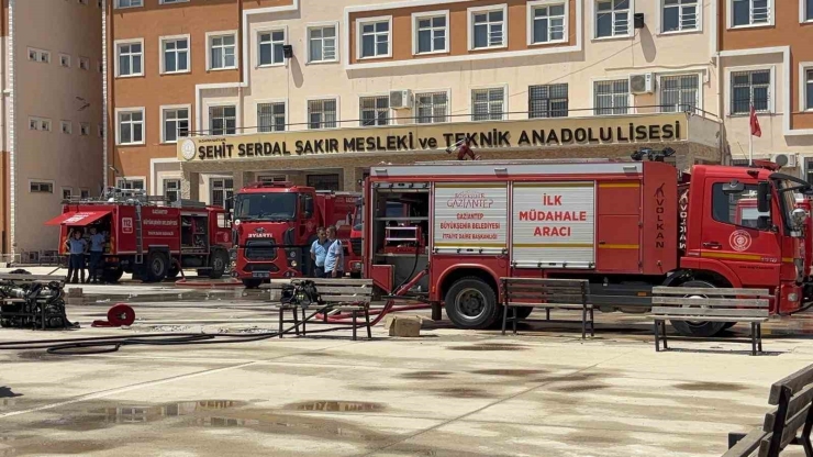 Gaziantep’te Meslek Lisesindeki Yangın Söndürüldü