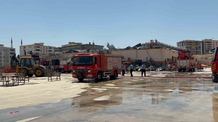 Gaziantep’te Meslek Lisesindeki Yangın Söndürüldü