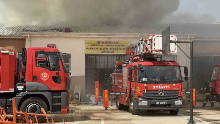 Gaziantep’te Meslek Lisesinin Mobilya Atölyesinde Yangın