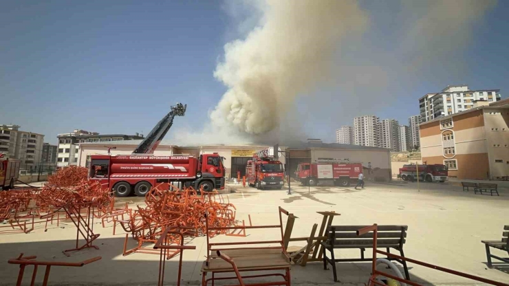 Gaziantep’te Meslek Lisesinin Mobilya Atölyesinde Yangın