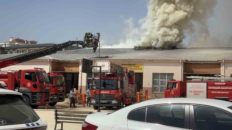 Gaziantep’te Meslek Lisesinin Mobilya Atölyesinde Yangın