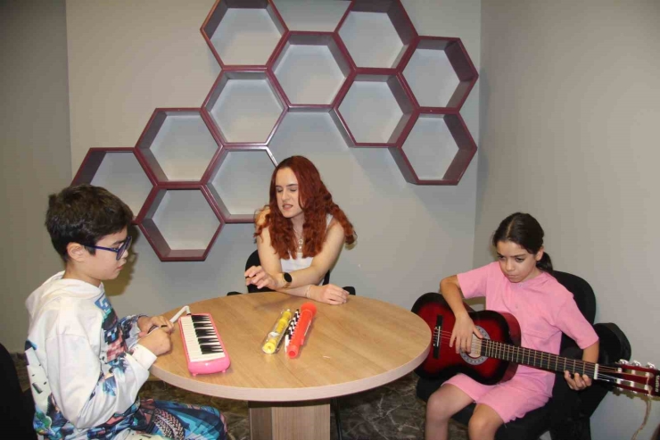 Öğrencilerinin Karanlık Dünyasını Müzikle Aydınlatıyor