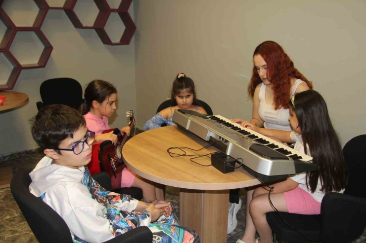 Öğrencilerinin Karanlık Dünyasını Müzikle Aydınlatıyor