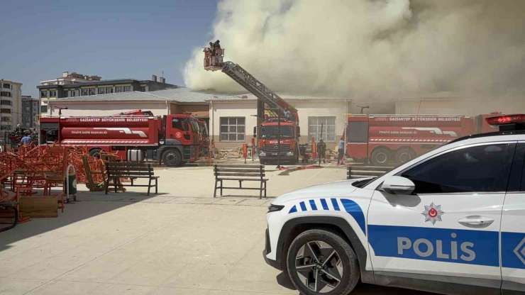Gaziantep’te Meslek Lisesinin Mobilya Atölyesinde Yangın