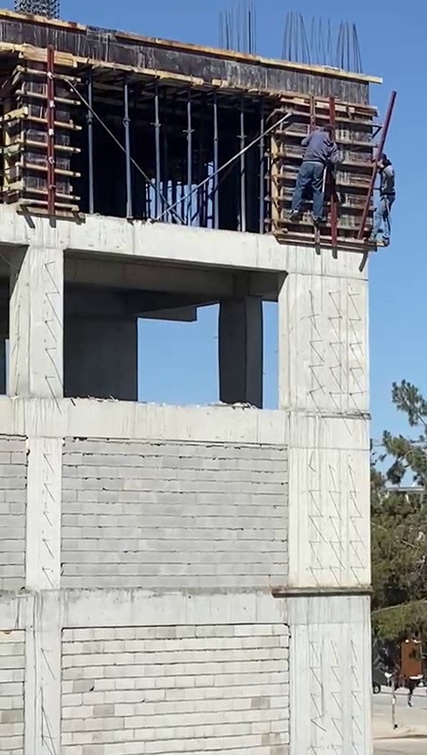 İnşaat İşçileri Canlarını Tehlikeye Atıyor