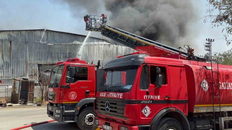Gaziantep’te Halı Fabrikasındaki Yangın Kontrol Altına Alındı