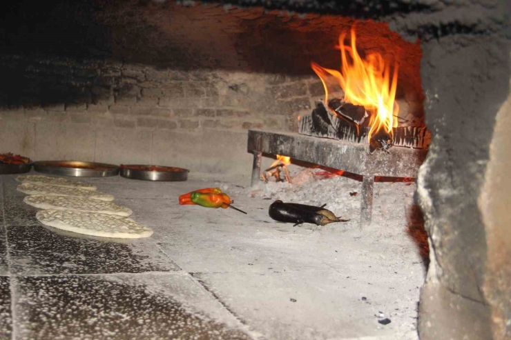 Termometrelerin 50 Dereceyi Aştığı Şanlıurfa’da Fırıncıların Zorlu Mesaisi